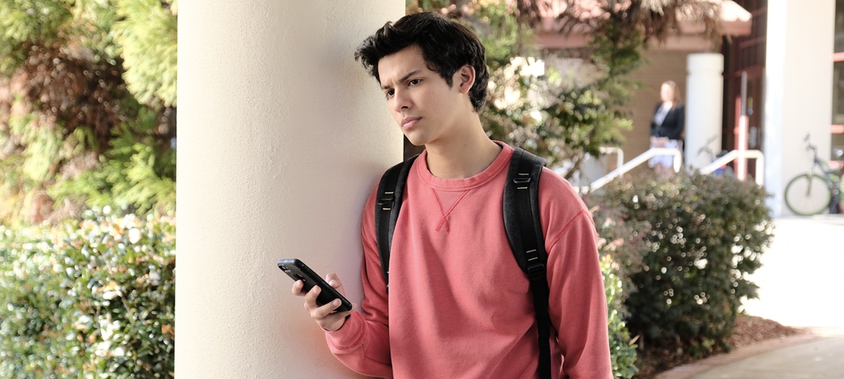 Xolo Maridueña confirma escalação como Besouro Azul no filme da DC Comics