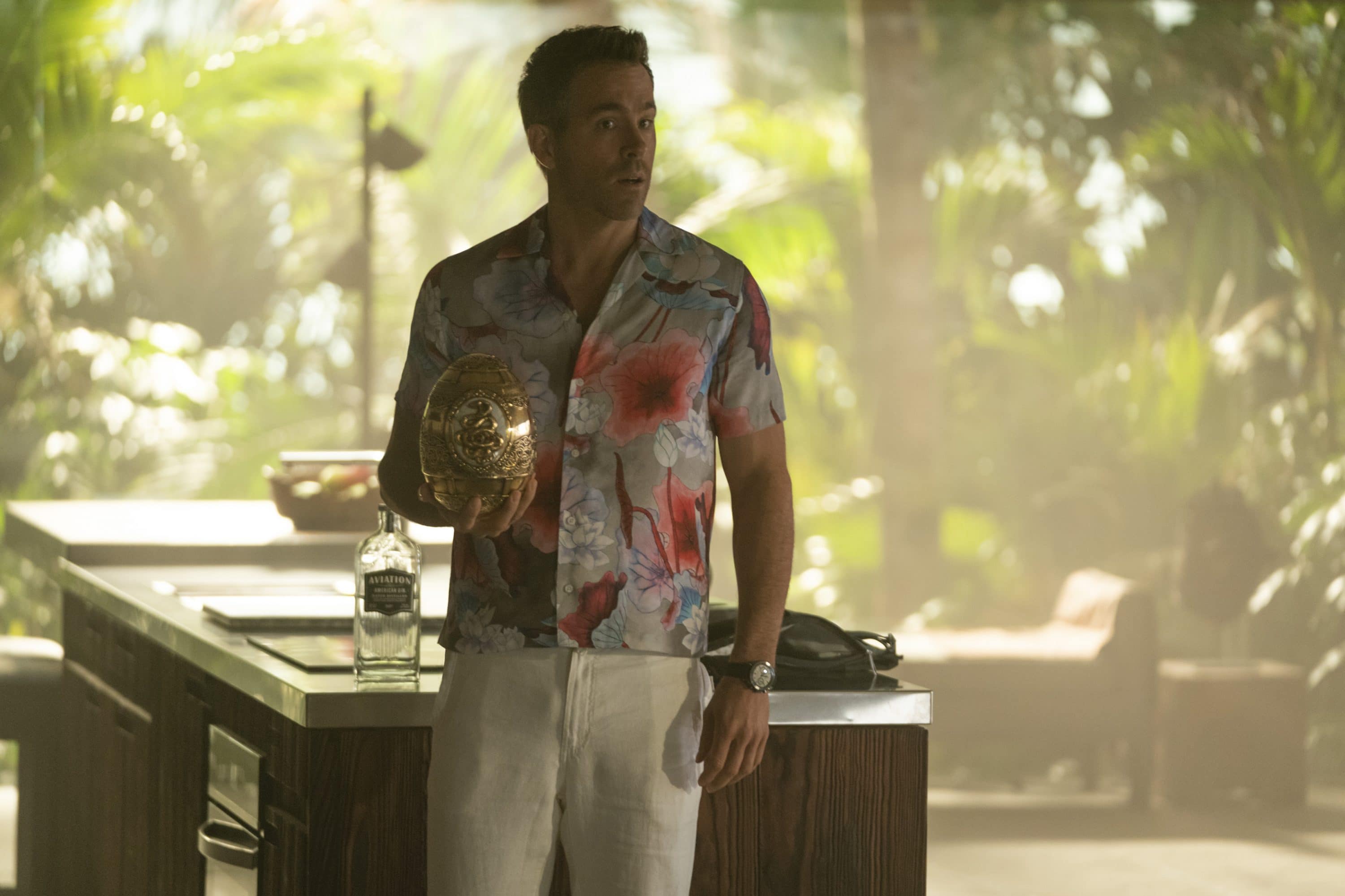 RED NOTICE - Ryan Reynolds is the world’s greatest art thief Nolan Booth in Netflix's RED NOTICE. Directed and written by Rawson Marshall Thurber, RED NOTICE is releasing November 12, 2021. Cr: Frank Masi / Netflix © 2021