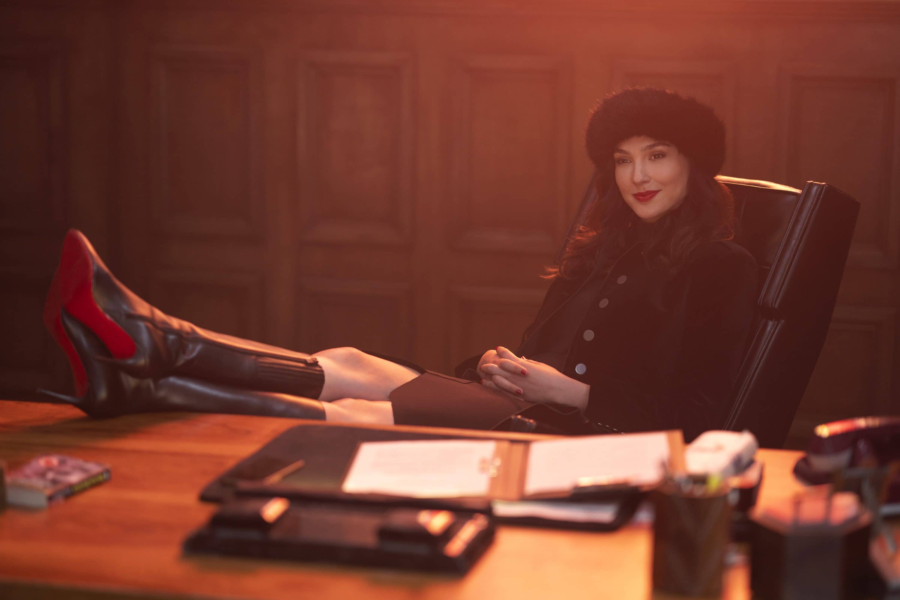 RED NOTICE - Gal Gadot is the world’s most wanted art thief “The Bishop” in Netflix's RED NOTICE. Directed and written by Rawson Marshall Thurber, RED NOTICE is releasing November 12, 2021. Cr: Frank Masi / Netflix © 2021