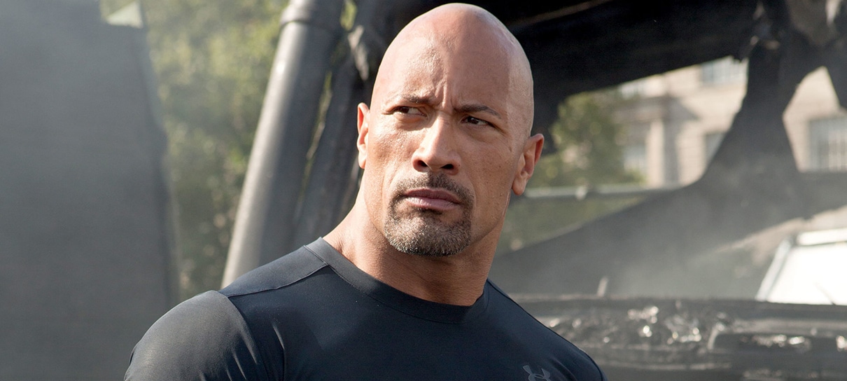 The Rock fica impressionado com foto de policial que é igualzinho a ele