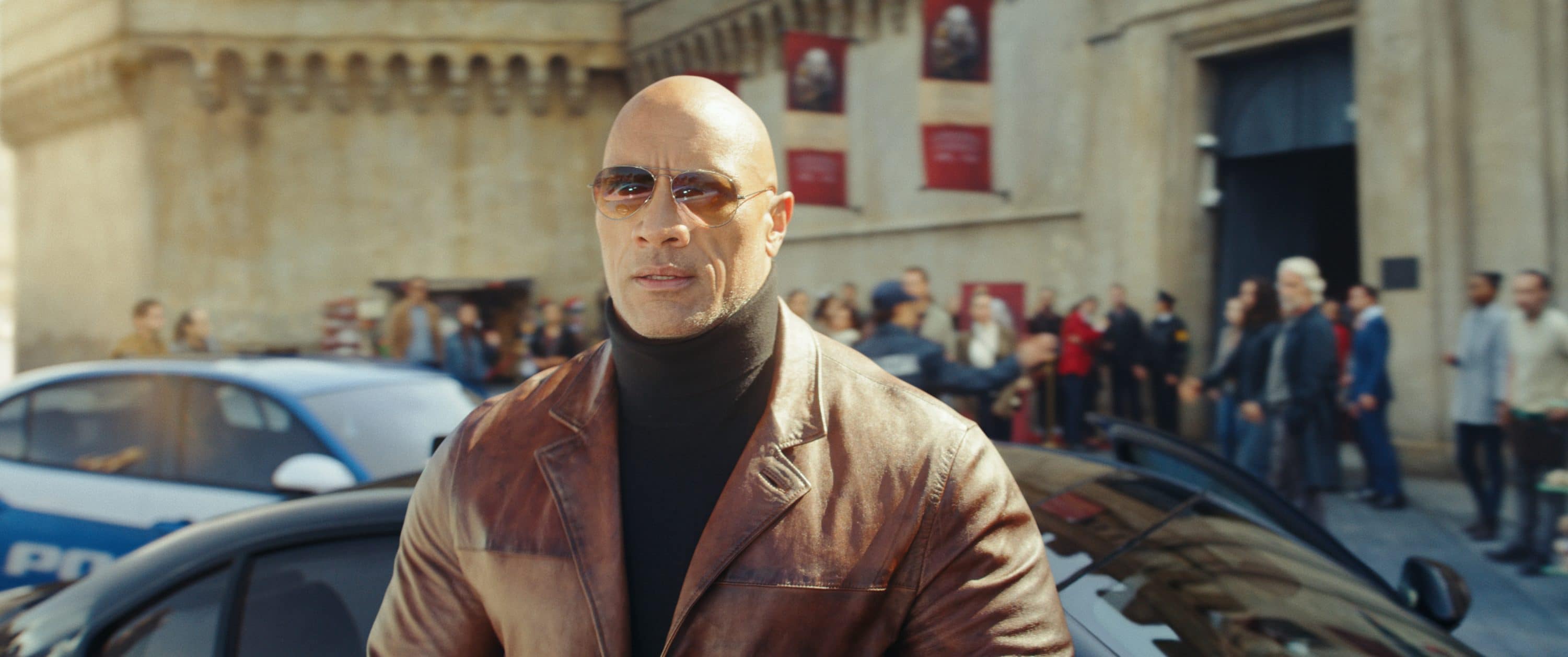 RED NOTICE - Dwayne Johnson is the FBI’s top profiler John Hartley in Netflix's RED NOTICE. Directed and written by Rawson Marshall Thurber, RED NOTICE is releasing November 12, 2021. Cr: Netflix © 2021