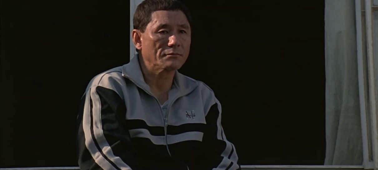 Homem ataca carro de Takeshi Kitano