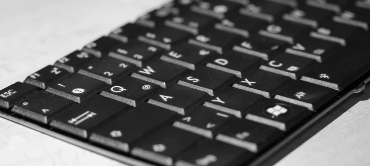 Teclado de computador é um dos itens da lista de como limpar o seu teclado no NerdBunker