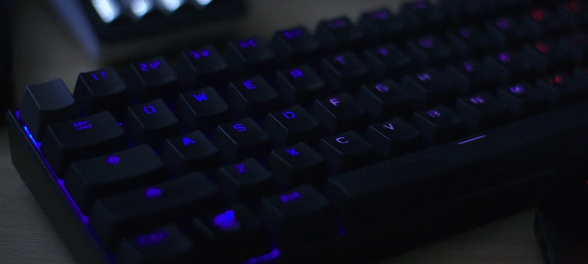 Teclado mecânico de computador é um dos itens da lista de como limpar o seu teclado no NerdBunker