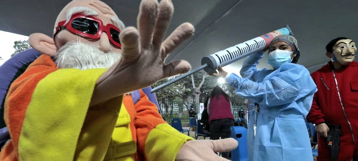 Mestre Kame e Homem-Aranha participam de campanha de vacinação no Peru