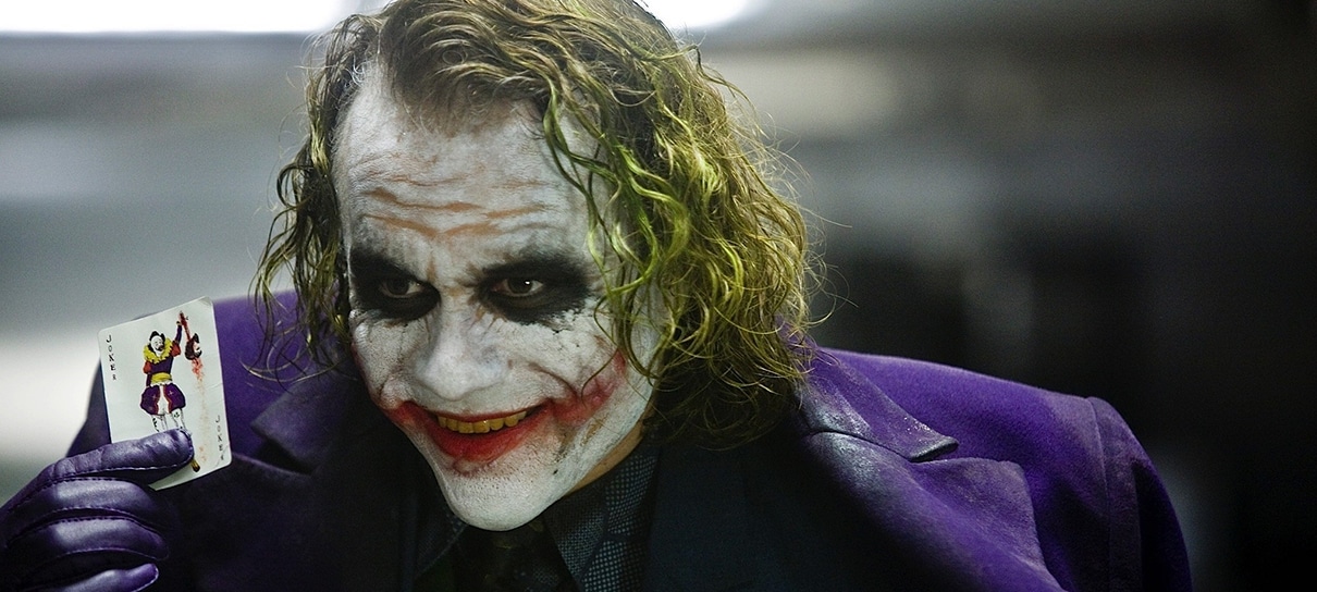 Batmóvel é guinchado pelo Coringa nas ruas do Brasil