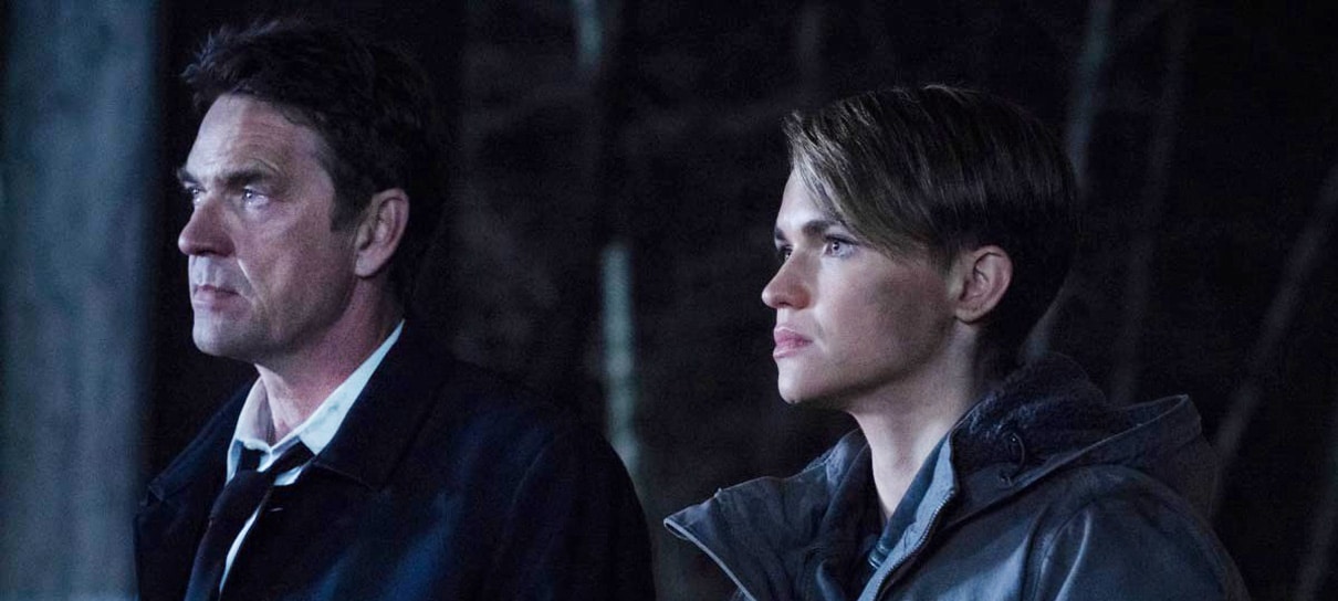 Warner Bros. TV defende Dougray Scott das acusações de Ruby Rose