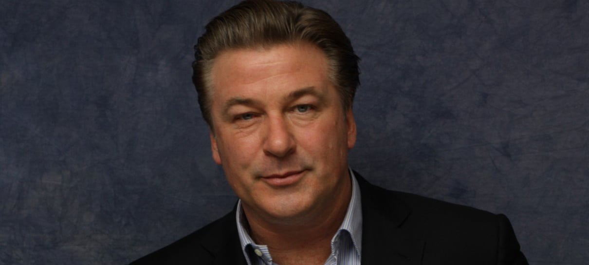 Alec Baldwin se pronuncia após acidente fatal em set: “meu coração está partido”