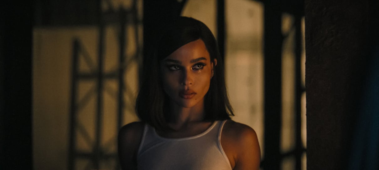 Zoe Kravitz é Selina Kyle em nova foto oficial de Batman