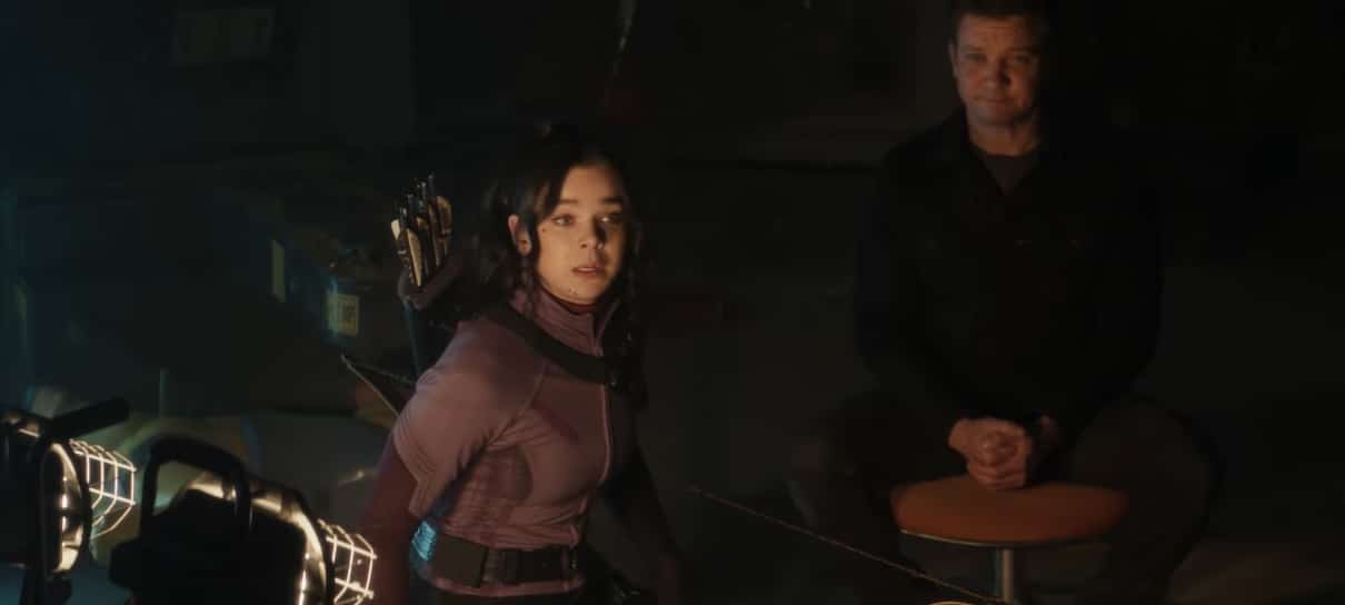 Kate Bishop faz resgate desastrado no novo teaser de Gavião Arqueiro