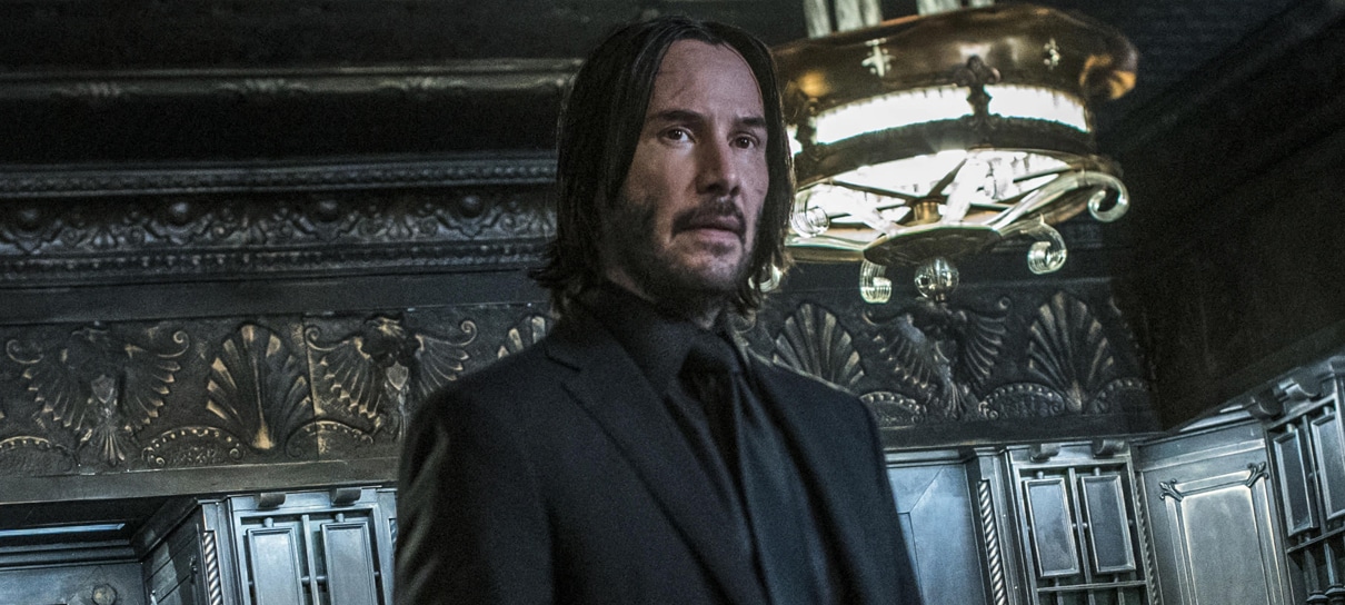 Keanu Reeves ajuda a transportar equipamentos nos bastidores de John Wick 4