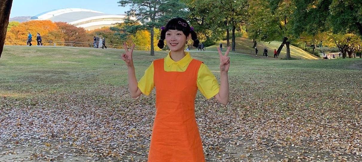 Atriz de Round 6 se veste como a boneca da série para o Halloween