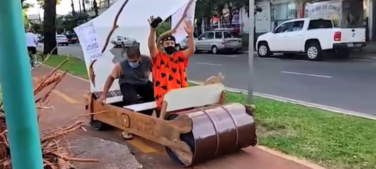 Carro dos Flintstones circula por Maringá em protesto contra preço dos combustíveis