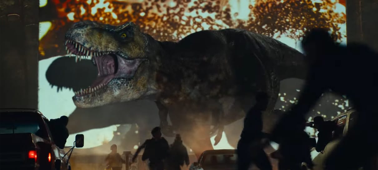 Dinossauros brigam entre si e invadem cinema em prólogo de Jurassic World: Domínio