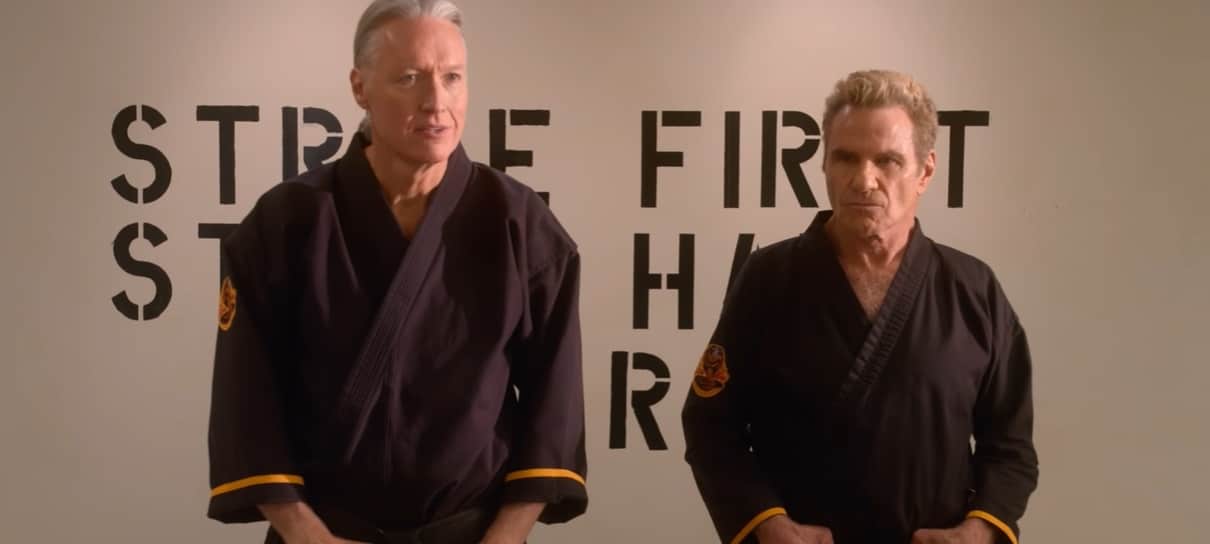 Cena inédita de Cobra Kai mostra vilões clássicos de Karatê Kid unindo forças