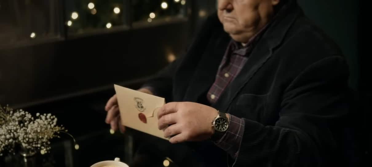 Elenco de Harry Potter recebe carta para voltar a Hogwarts em teaser do especial