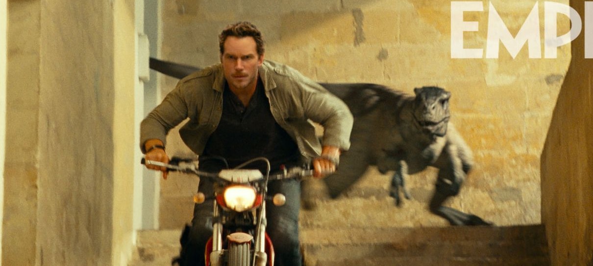 Atrociraptor caça Chris Pratt em nova foto de Jurassic World: Domínio