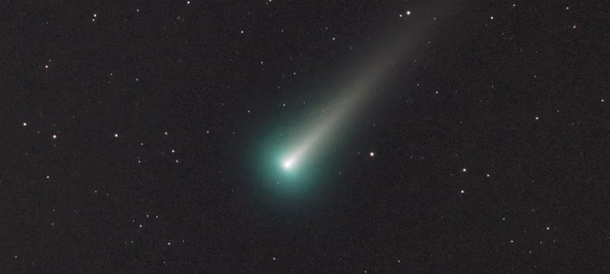 Cometa com órbita de 80 mil anos passa perto da Terra este mês