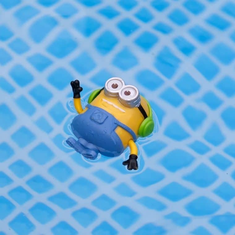 Minion na piscina é um dos itens de como limpar os colecionáveis no NerdBunker