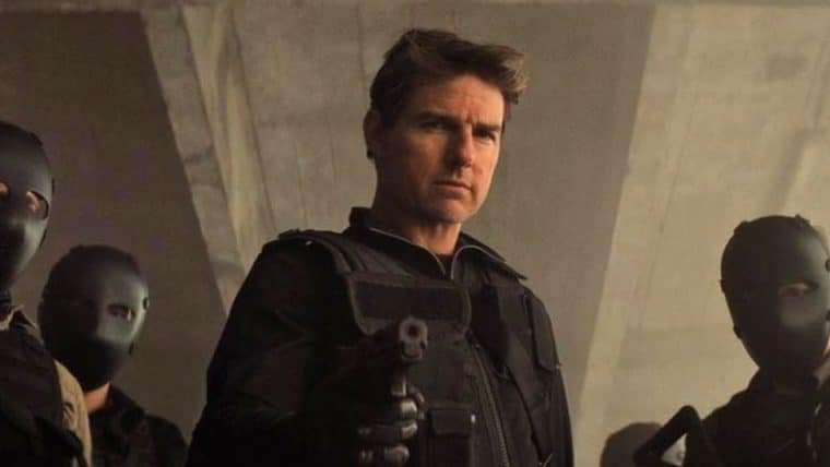 Tom Cruise aparece pendurado na asa de um avião em ensaio para Missão: Impossível 8