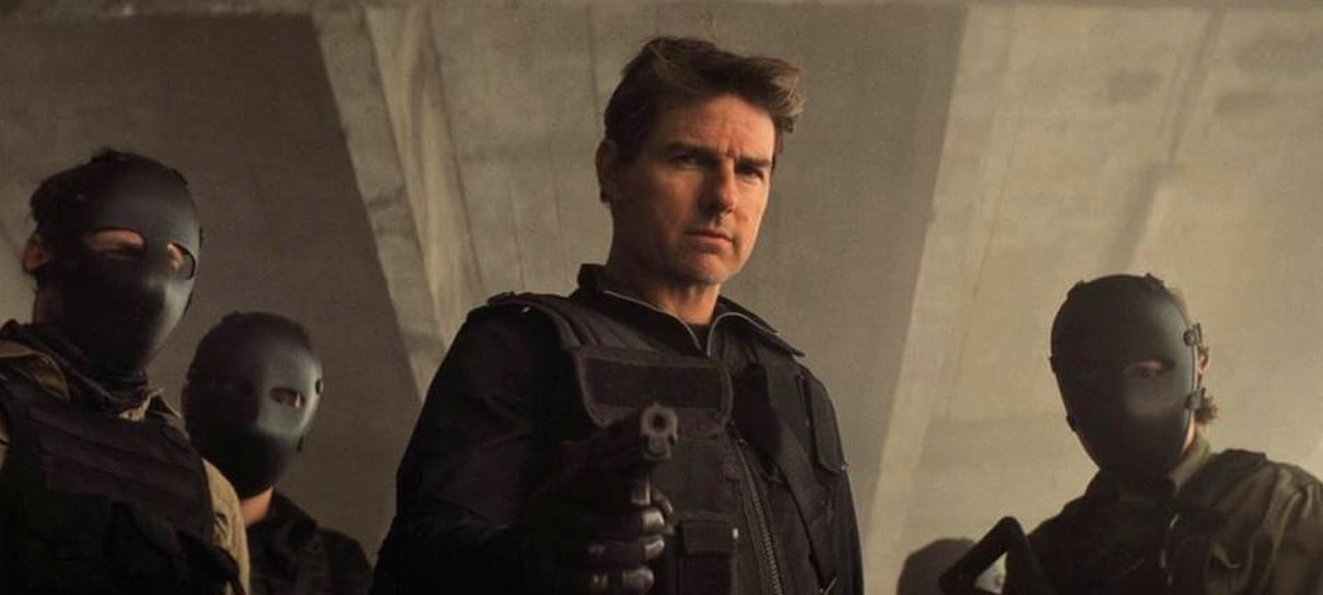 Tom Cruise aparece pendurado na asa de um avião em ensaio para Missão: Impossível 8