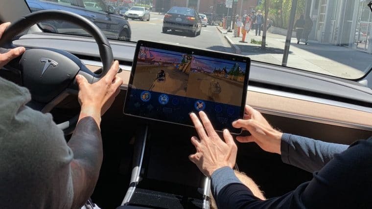 Tesla é investigada por permitir que motoristas joguem games enquanto dirigem