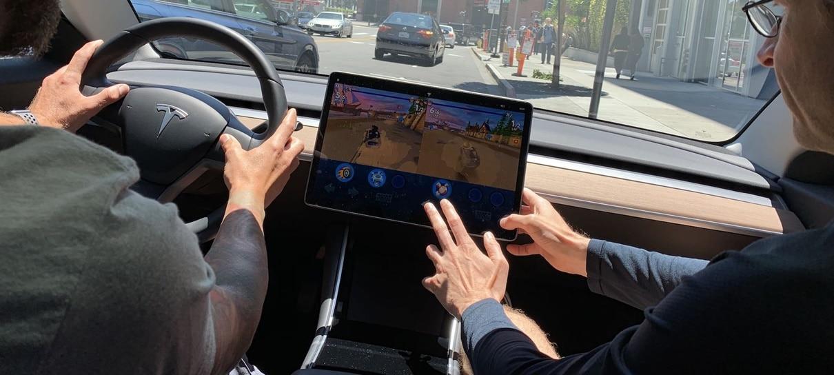 Tesla é investigada por permitir que motoristas joguem games enquanto dirigem