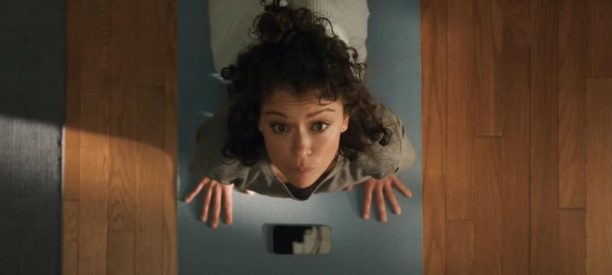 Atriz de Mulher-Hulk mostra acessório de captura de movimentos usado por Tatiana Maslany