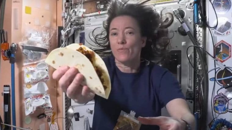 Astronauta Megan McArthur mostra como é cozinhar na Estação Espacial Internacional