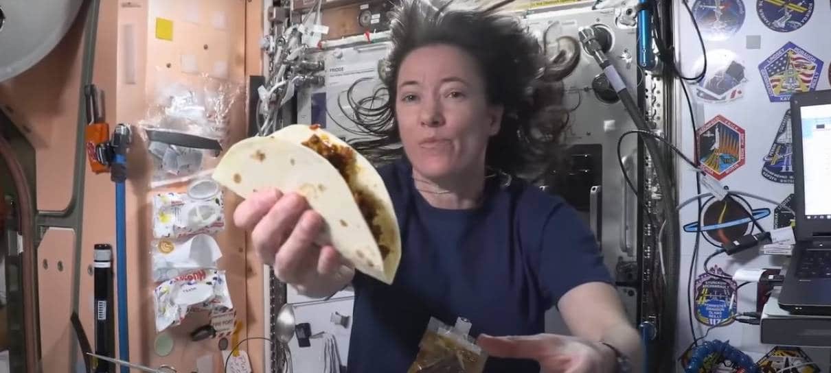 Astronauta Megan McArthur mostra como é cozinhar na Estação Espacial Internacional
