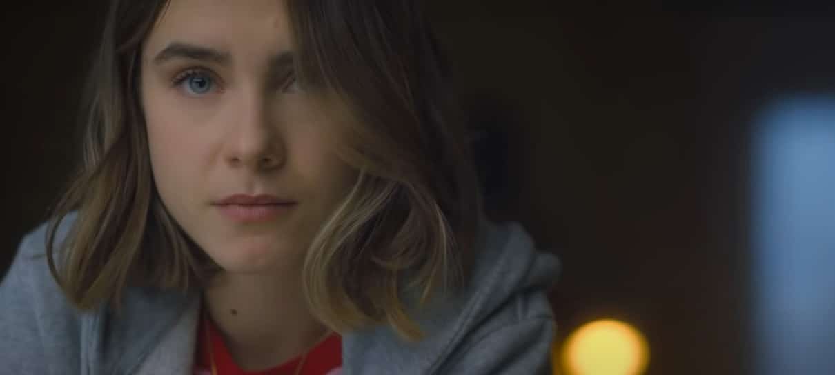 Jovem se apaixona por vizinho misterioso em trailer de Através da Minha Janela