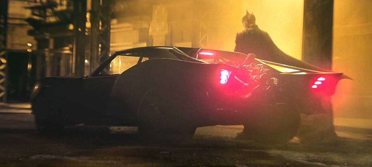 Novas artes de Batman destacam o vigilante ao lado do Batmóvel