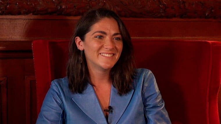 Isabelle Fuhrman durante entrevista em 2021