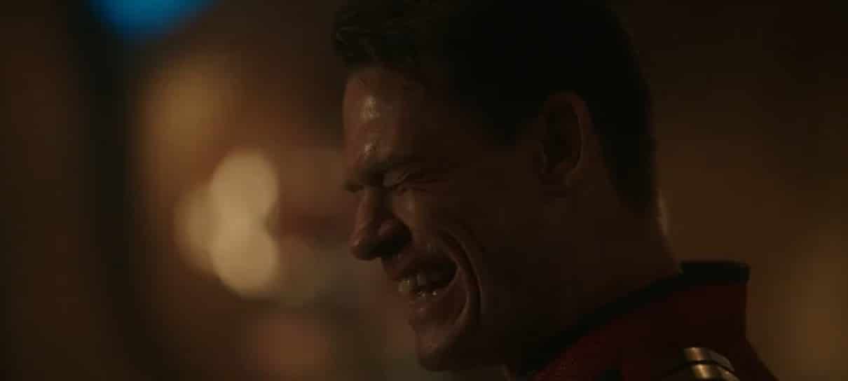 John Cena cai na gargalhada em erros de gravação de Peacemaker