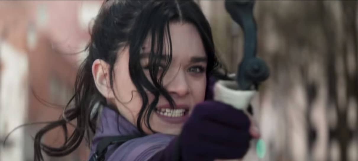 Arte de Gavião Arqueiro mostra primeira versão do uniforme de Kate Bishop