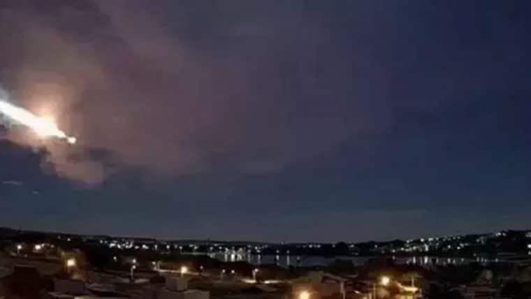 Moradores do Triângulo Mineiro registram meteoro rasgando o céu