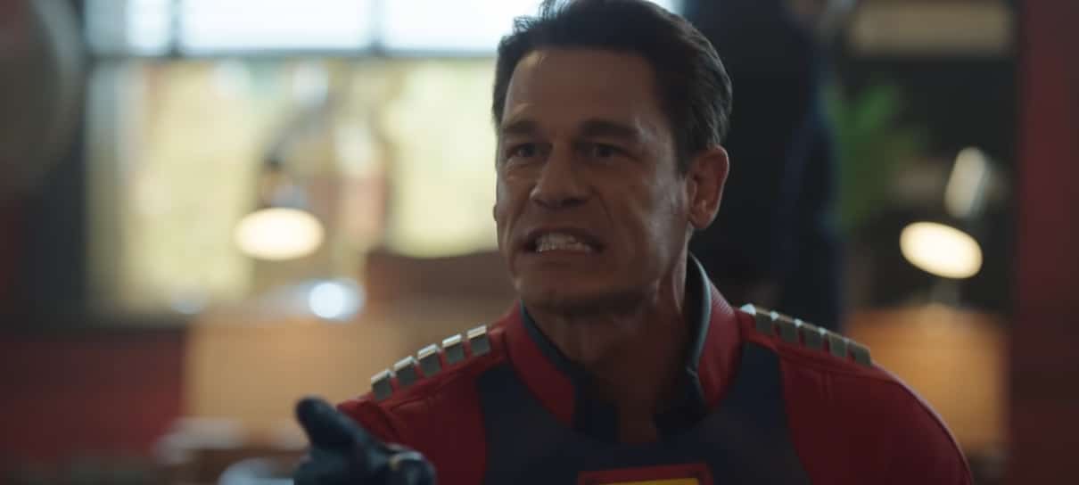 John Cena improvisa lista de famosos que merecem prisão em cena estendida de Peacemaker