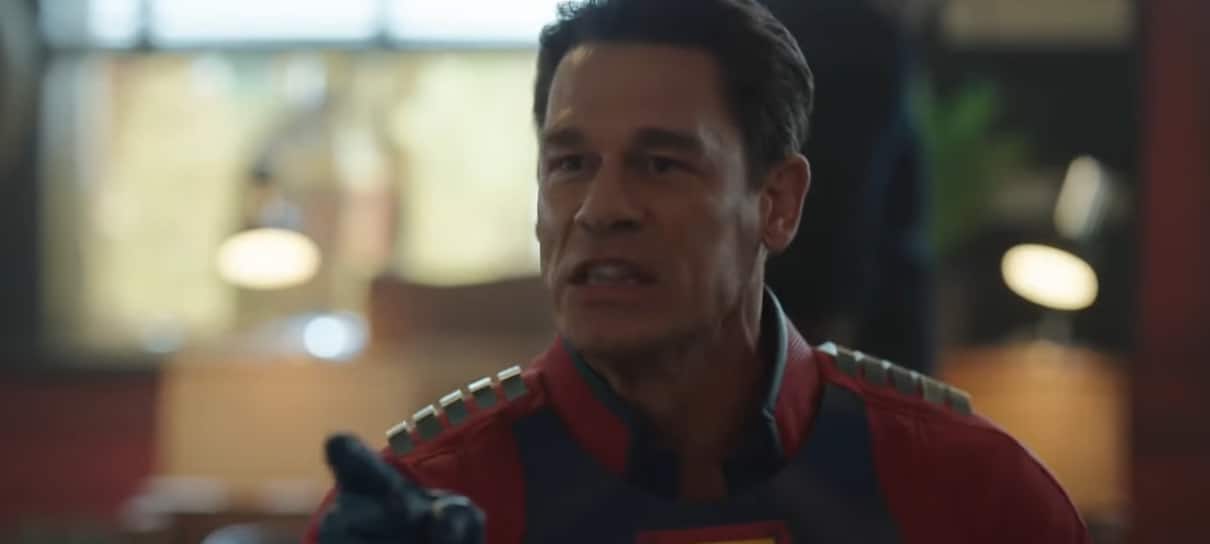 Pacificador sugere prisão de Ariana Grande e Danny DeVito em teaser do quinto episódio