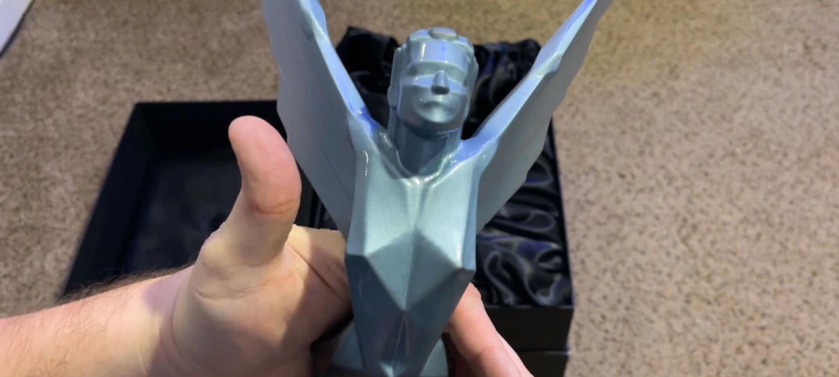 Equipe de Celeste recebe o troféu do TGA após ele ser encontrado no eBay