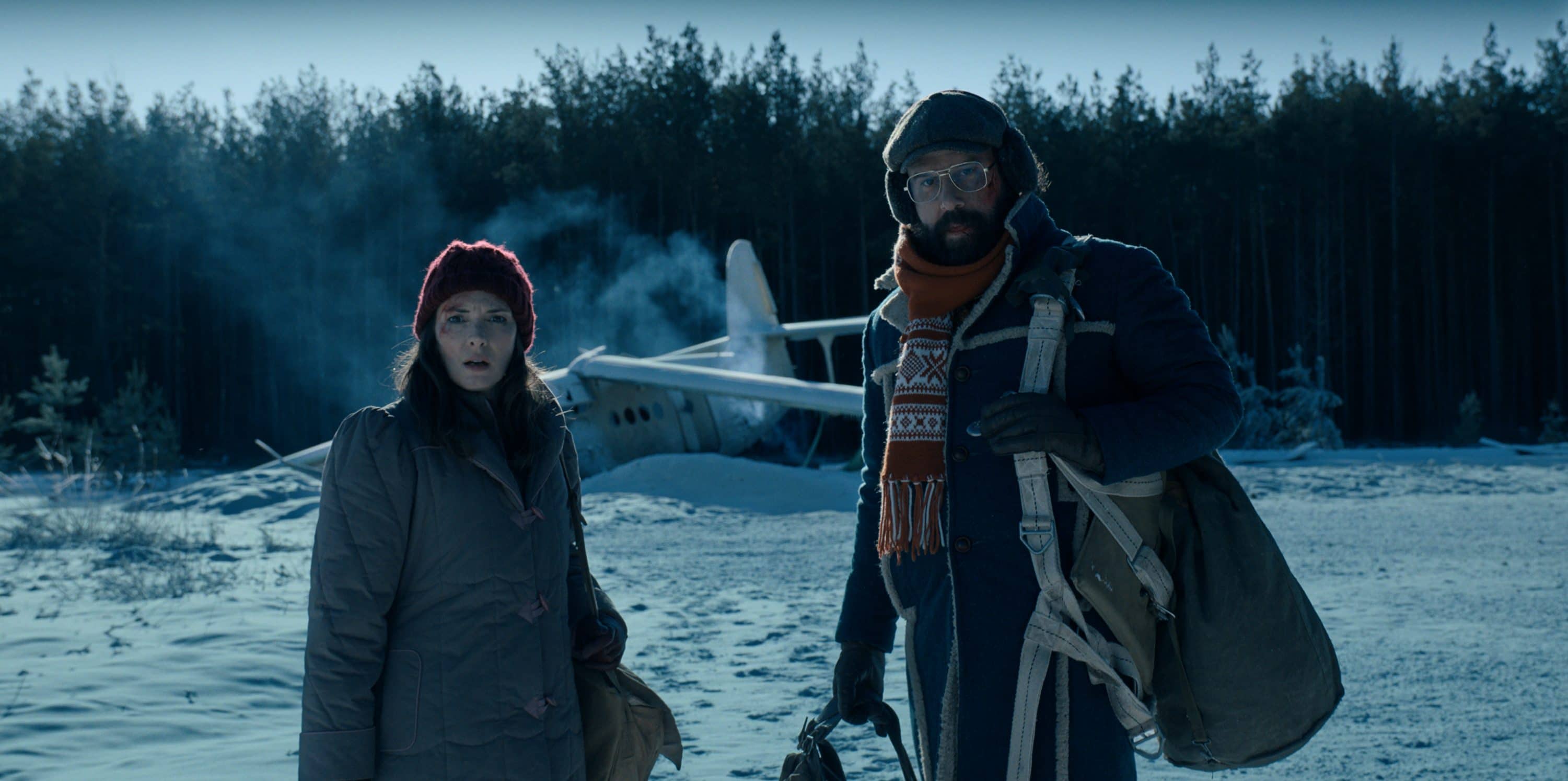 STRANGER THINGS. (L to R) Winona Ryder as Joyce Byers and Brett Gelman as Murray Bauman in STRANGER THINGS. Cr. Courtesy of Netflix  © 2022