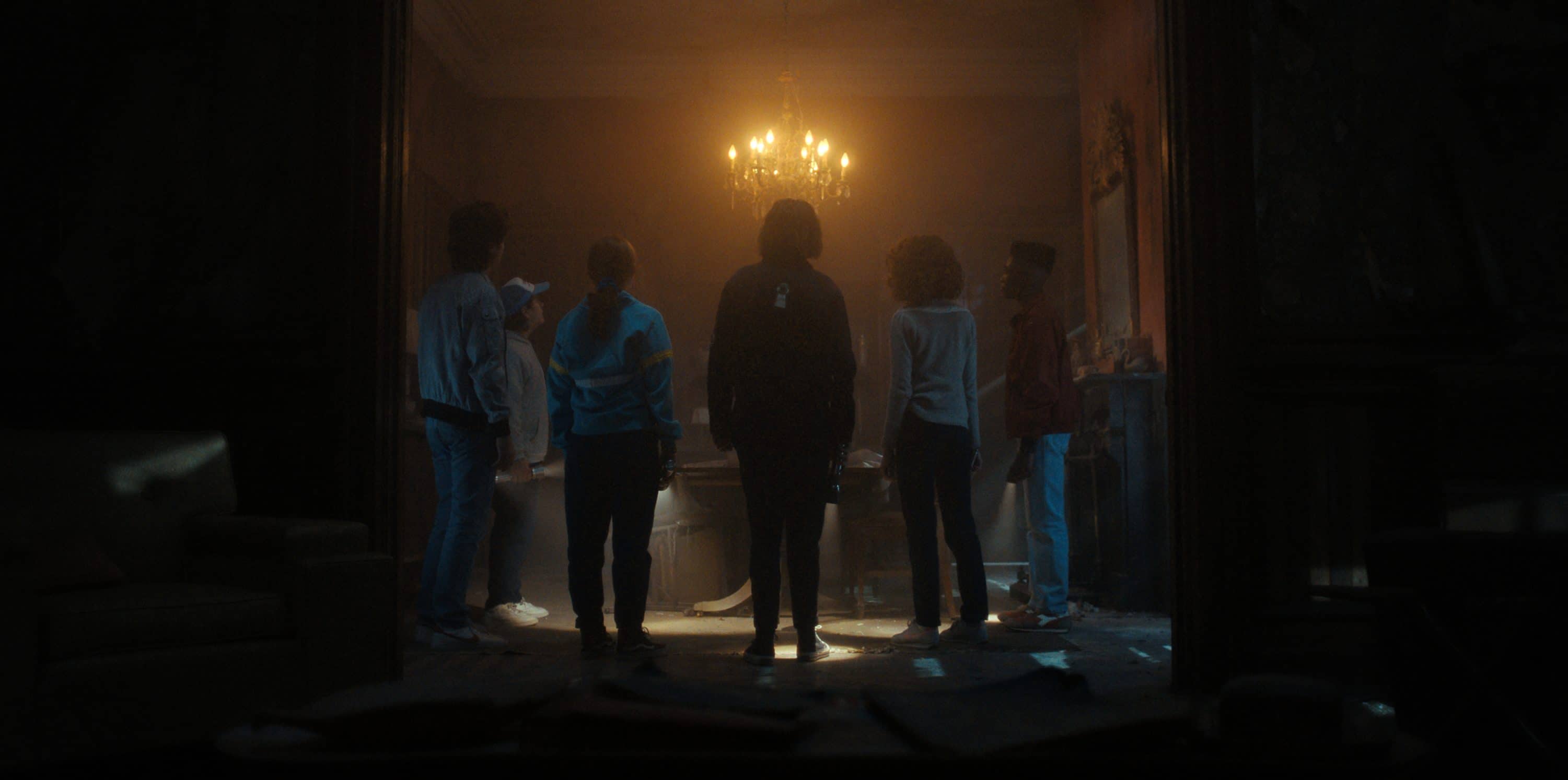 STRANGER THINGS. (L to R) Joe Keery as Steve Harrington, Gaten Matarazzo as Dustin Henderson, Sadie Sink as Max Mayfield, Finn Wolfhard as Mike Wheeler, Natalia Dyer as Nancy Wheeler, and Caleb McLaughlin as Lucas Sinclair in STRANGER THINGS. Cr. Courtesy of Netflix  © 2022