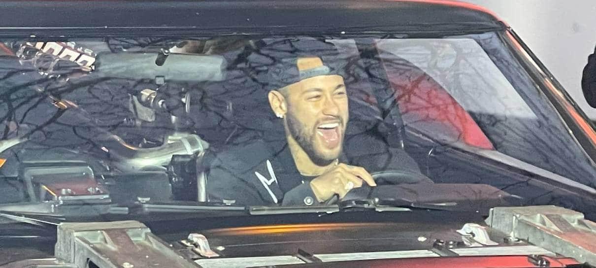 Neymar Jr. entra no Batmóvel durante première de Batman em Paris