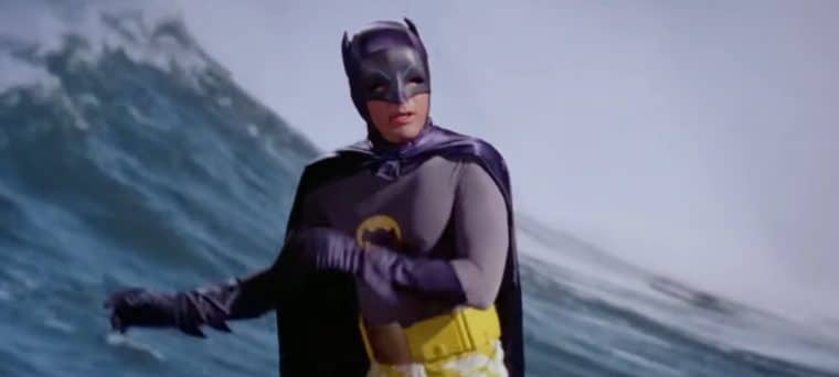 Foto do Batman de Adam West surfando (Fox/Reprodução)