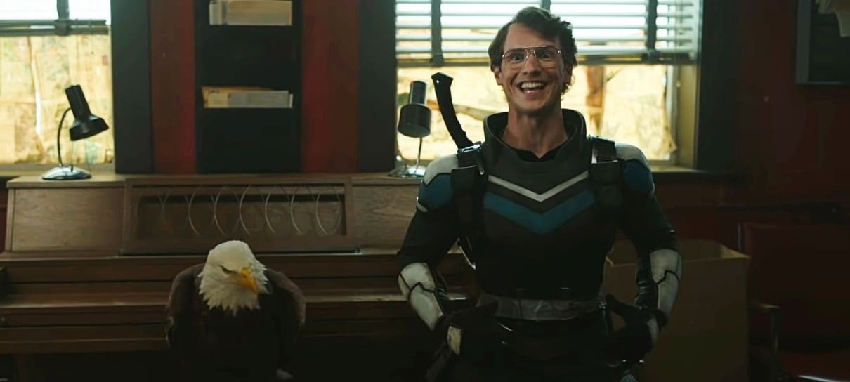 James Gunn e elenco de Peacemaker metem espírito da quinta série ao trollar ator