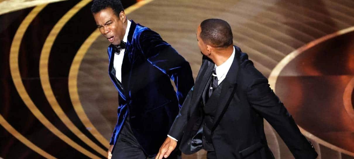 Will Smith foi convidado a se retirar do Oscar após tapa em Chris Rock, mas se recusou