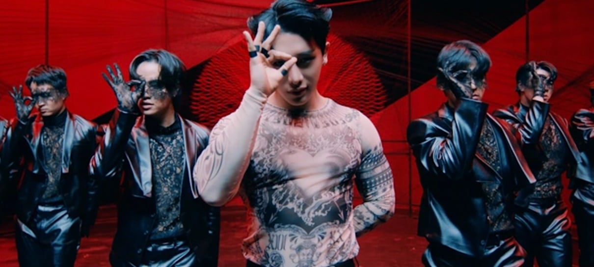 Cantor de k-pop Wonho usa roupa inspirada em Devil Jin, de Tekken, em apresentação