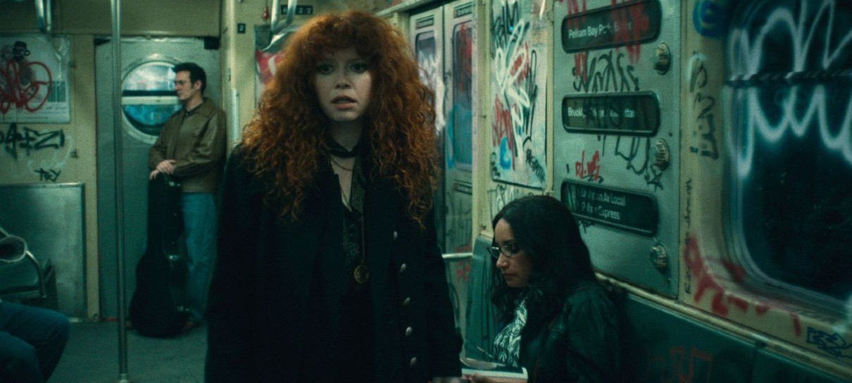 Nadia viaja por diferentes décadas em trailer da segunda temporada de Boneca Russa