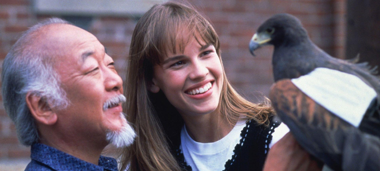 Criador de Cobra Kai volta a sugerir retorno de Hilary Swank