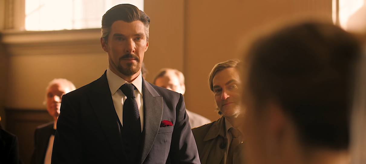 Strange comparece ao casamento de Christine Palmer em foto de Doutor Estranho 2