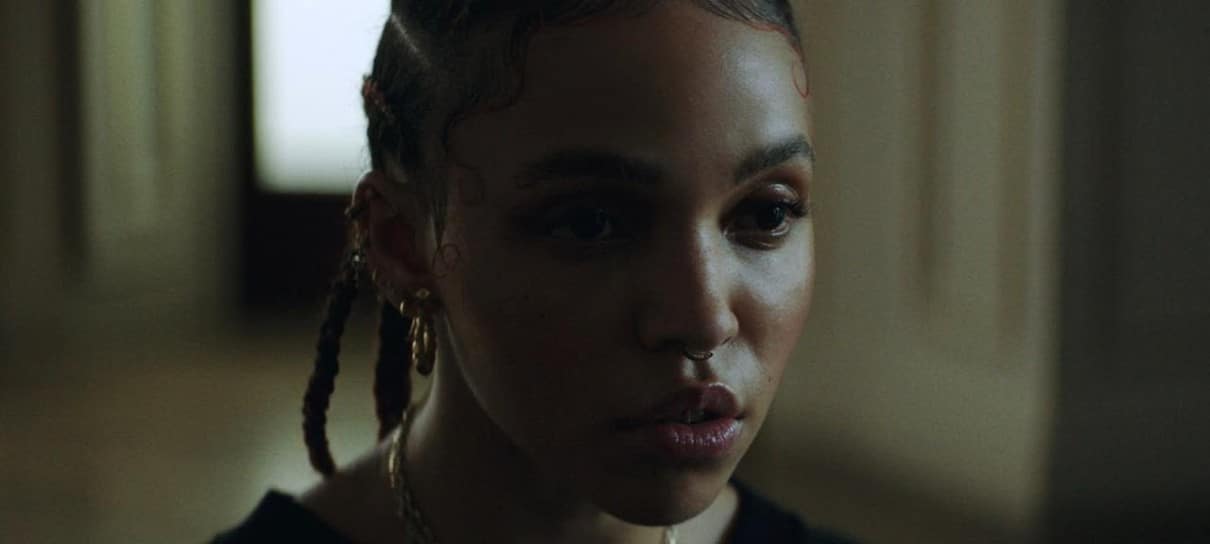 Cantora FKA Twigs está no reboot de O Corvo